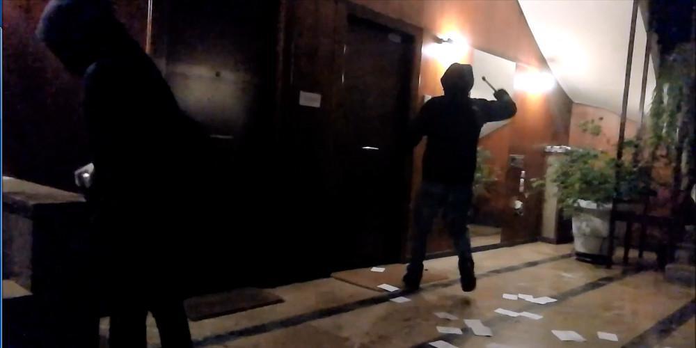 Βίντεο-ντοκουμέντο από την επίθεση κουκουλοφόρων σε δικηγορικά γραφεία