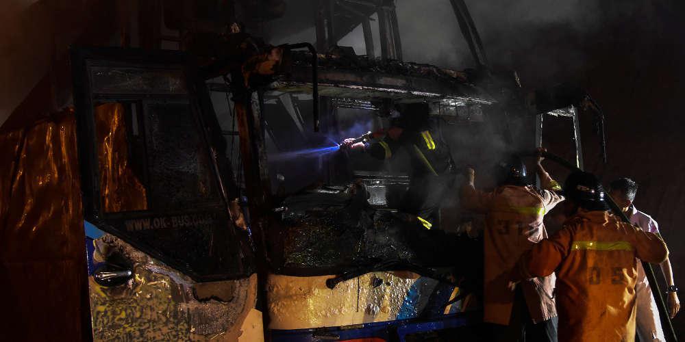 Τραγωδία με 20 νεκρούς μετανάστες στην Ταϊλάνδη – Πήρε φωτιά το λεωφορείο τους