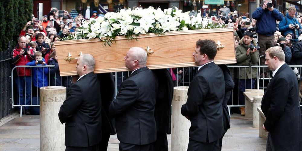Πλήθος κόσμου στην κηδεία του Χόκινγκ για το ύστατο «χαίρε» στον μεγαλύτερο επιστήμονα της εποχής μας