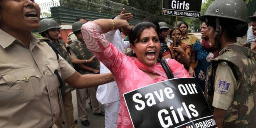 Σοκ: Βίασαν ομαδικά 12χρονη και της συνέθλιψαν το κρανίο με πέτρες στην Ινδία