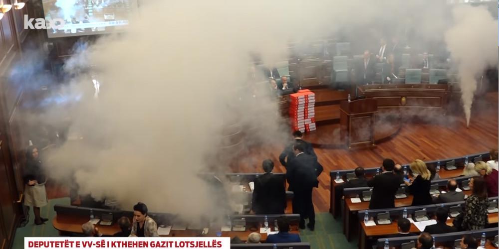 Χαμός στη Βουλή του Κοσόβου: Εριξαν δακρυγόνα βουλευτές της αντιπολίτευσης [βίντεο]