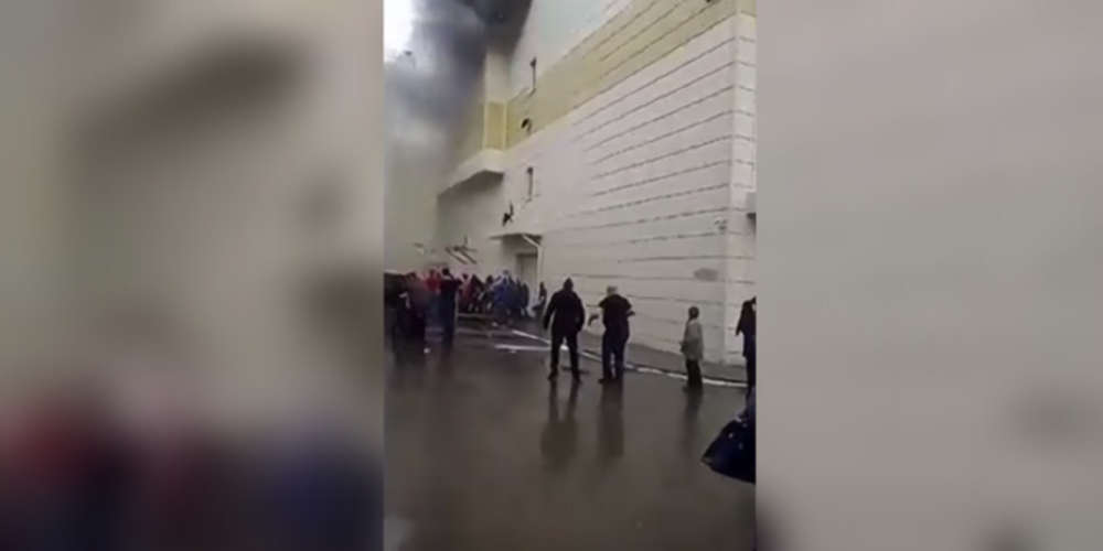 Βίντεο-σοκ: Ανδρας πέφτει στο κενό για να σωθεί από την φωτιά στο εμπορικό κέντρο της Ρωσίας