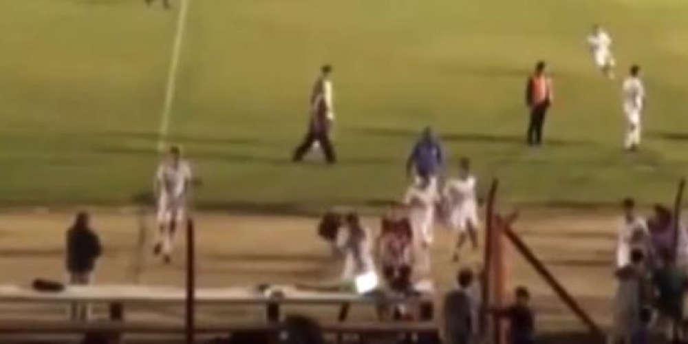 Απίστευτο βίντεο: Ποδοσφαιριστής εκσφενδονίζει το laptop δημοσιογράφου!
