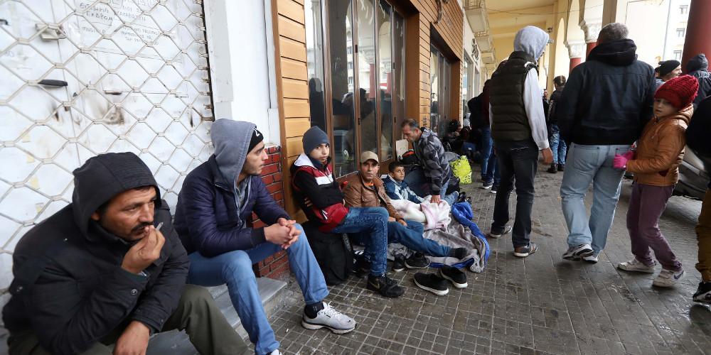 Σκηνές Ειδομένης στην Θεσσαλονίκη - Στο άγαλμα Βενιζέλου κοιμήθηκαν οι πρόσφυγες [εικόνες]