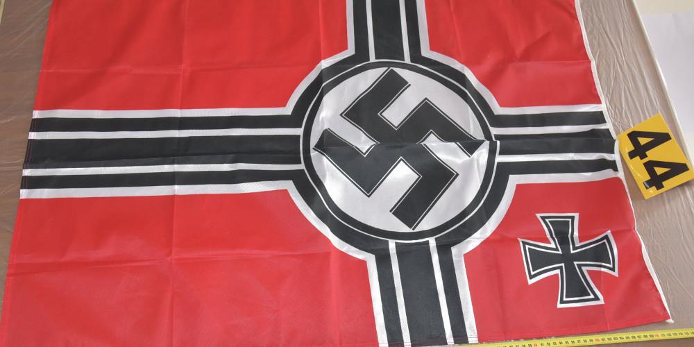 Ευρήματα-σοκ στην γιάφκα στης ακροδεξιάς οργάνωσης «Combat 18» - Σβάστικες και βιβλία για τον Χίτλερ
