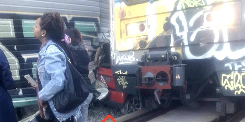 Εικόνες-σοκ: Το ΙΧ που έπεσε στις ράγες τρένου στην Κηφισιά