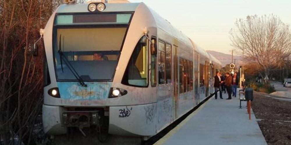 Σοβαρό τροχαίο σε γραμμές τρένου κοντά στην Τιθορέα – Εγκλωβισμένοι επιβάτες