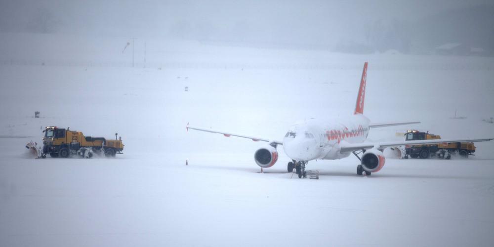 Χάος στα αεροδρόμια της Νέας Υόρκης – Εκατοντάδες ακυρώσεις πτήσεων λόγω χιονιού