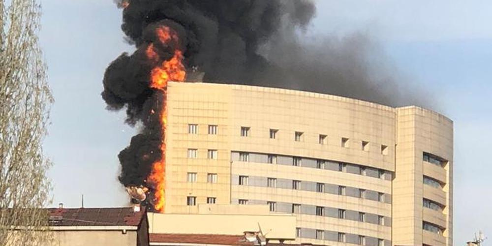Μεγάλη πυρκαγιά σε πολυώροφο νοσοκομείο της Κωνσταντινούπολης [Βίντεο]