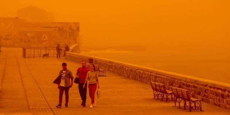 Καιρός: «Καταπίνει» τη χώρα η αφρικανική σκόνη, σε κλοιό πολιορκίας η Κρήτη – Πώς θα κινηθεί μέχρι την Πέμπτη και ποιες περιοχές «κινδυνεύουν» [χάρτες]