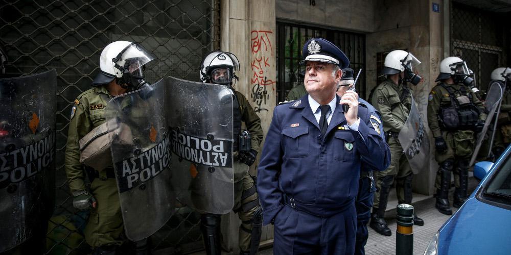 «Κλεφτοπόλεμος» διαδηλωτών με τα ΜΑΤ για τους πλειστηριασμούς σε Αθήνα και Θεσσαλονίκη