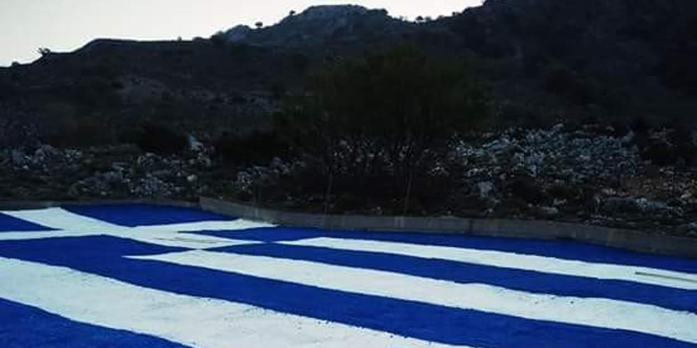 Ζωγράφισαν πελώρια ελληνική σημαία στα Σφακιά – Είναι πάνω από 600 τμ!
