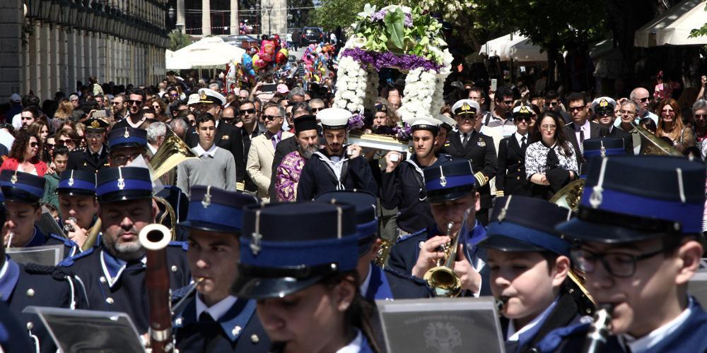Περιφορά των 33 επιταφίων υπό τα πένθιμα εμβατήρια των Φιλαρμονικών στην Κέρκυρα