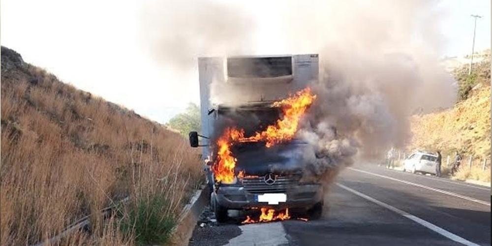Πήρε φωτιά ο κινητήρας του φορτηγού εν κινήσει στην Κρήτη