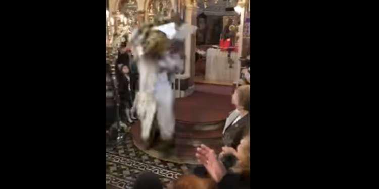 Ο ιερέας της Χίου βγήκε.... πετώντας στην πρώτη Ανάσταση και έγινε πάλι viral [βίντεο]