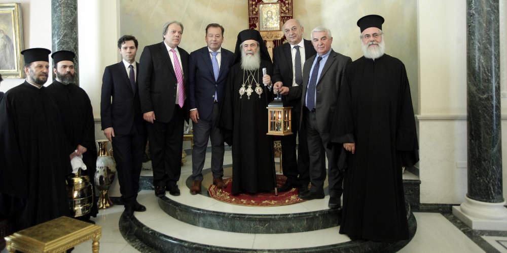 Παρέλαβε το Άγιο Φως η ελληνική αντιπροσωπεία - «Φέρνουμε το μήνυμα της Ανάστασης»