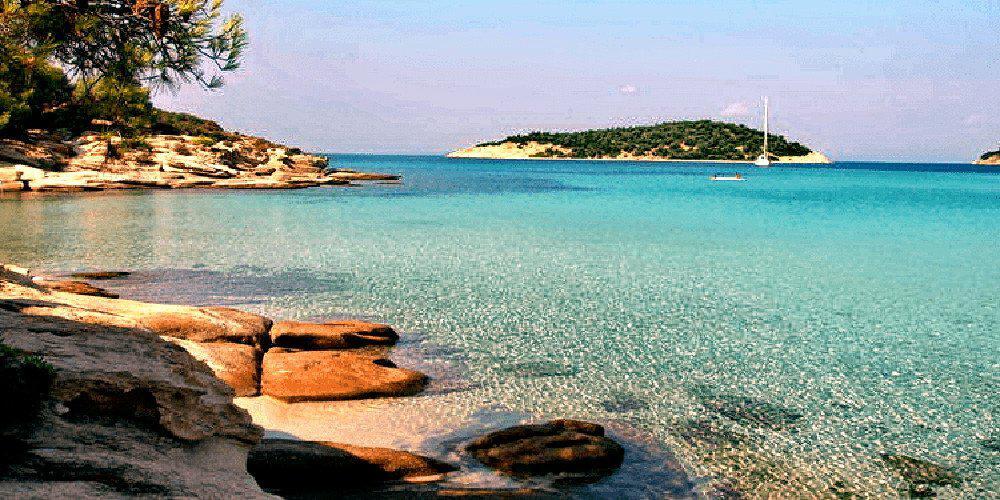Το άγνωστο ελληνικό νησί που έχει όλο το χρόνο ζεστά νερά και καθόλου κύμα [εικόνες]