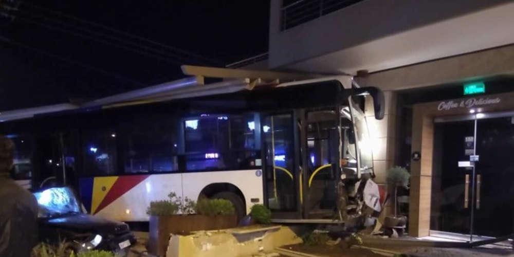 Βίντεο-ντοκουμέντο: Η στιγμή της σύγκρουσης λεωφορείου του ΟΑΣΘ σε καφετέρια