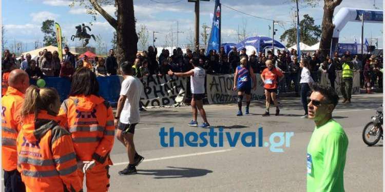 Ένταση ανάμεσα σε οπαδούς του ΠΑΟΚ και δρομέα με διακριτικά της ΑΕΚ! [βίντεο]