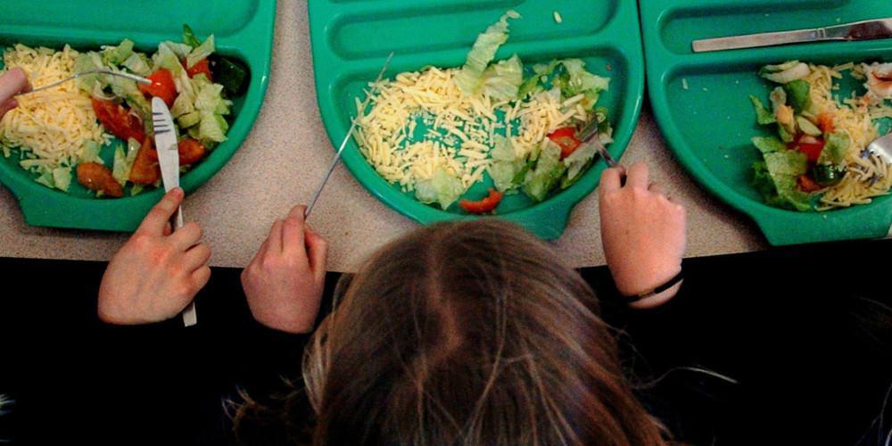 Εικόνες - σοκ στην Βρετανία: Παιδιά «κλέβουν» φαγητό για το σπίτι