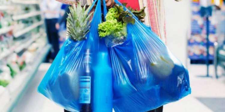 15,5 εκατ. κέρδος από μείωση της πλαστικής σακούλας