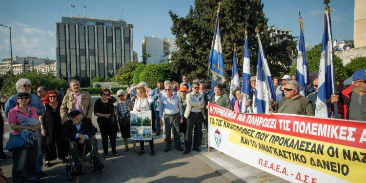 Πορεία για τις Δικαιολογημένες οι γερμανικές αποζημιώσεις από την Ελλάδα, λέει Γερμανός ιστορικόςγερμανικές αποζημιώσεις στο κέντρο της Αθήνας [εικόνες]