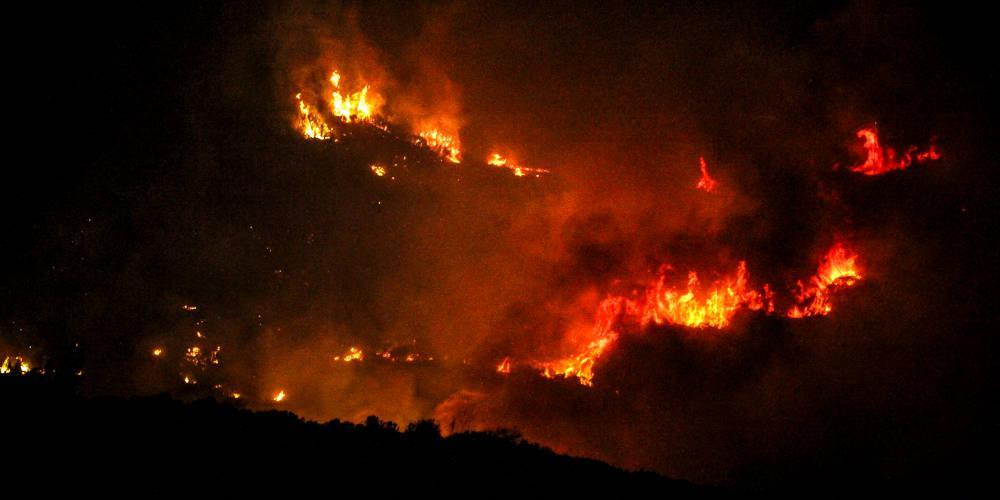 Μάχη με τις φλόγες στην Ηλεία: Μαίνεται η πυρκαγιά σε αρκετές περιοχές