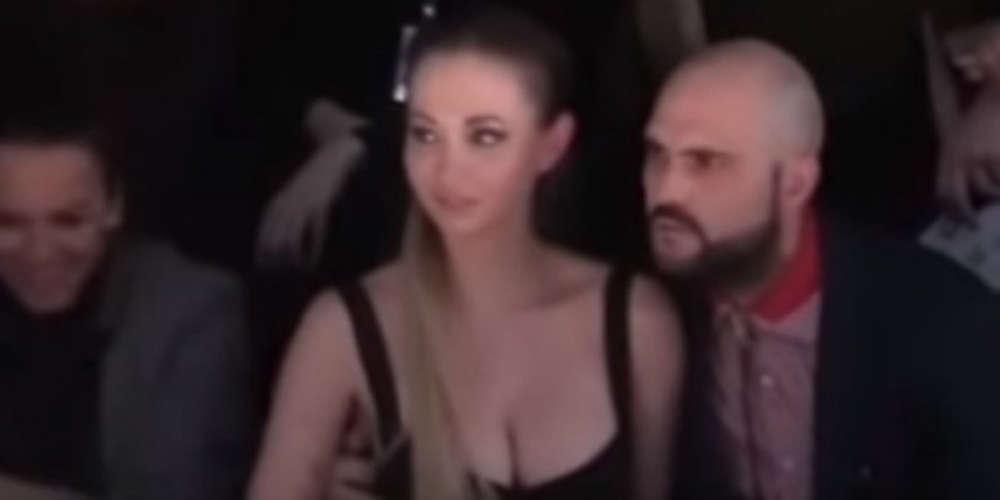 Αυτός είναι το ροζ βίντεο Ρωσίδας τραγουδίστριας που ικανοποίησε τον σύντροφό της σε επίδειξη μόδας