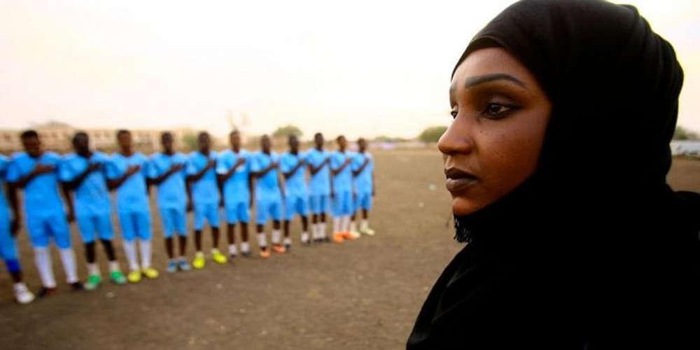 Αυτή είναι η πρώτη προπονήτρια σε ανδρική ομάδα ποδοσφαίρου του Σουδάν