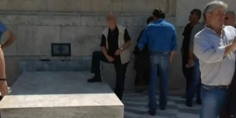 Σύλλογος Ευζώνων Προεδρικής Φρουράς: «Ατιμωτική» η συμπεριφορά να πατάς πάνω στο Μνημείο του Αγνώστου Στρατιώτη