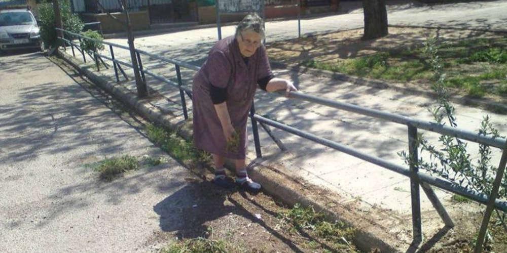 Αυτή η γιαγιά εδώ και 33 χρόνια καθαρίζει τον δρόμο που περνάει ο Επιτάφιος στη Χίο