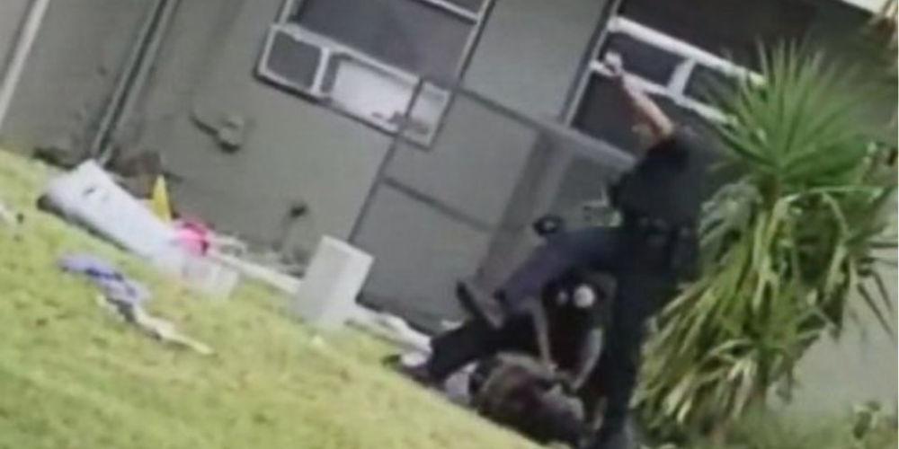 Βίντεο-σοκ: Αστυνομικός κλωτσά στο κεφάλι ακινητοποιημένο άνδρα