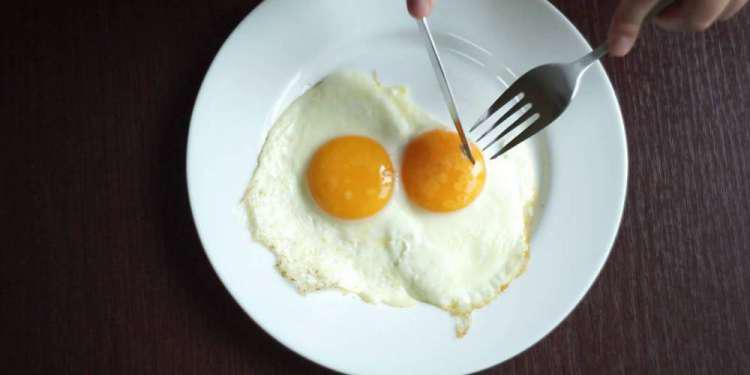 Με τι δεν πρέπει να φας το αβγό; - Τα δύο «απαγορευμένα» τρόφιμα