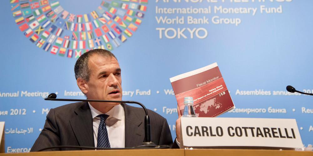 Πολιτική κρίση στην Ιταλία: Εντολή για κυβέρνηση τεχνοκρατών στον οικονομολόγο του ΔΝΤ Κάρλο Κοταρέλι
