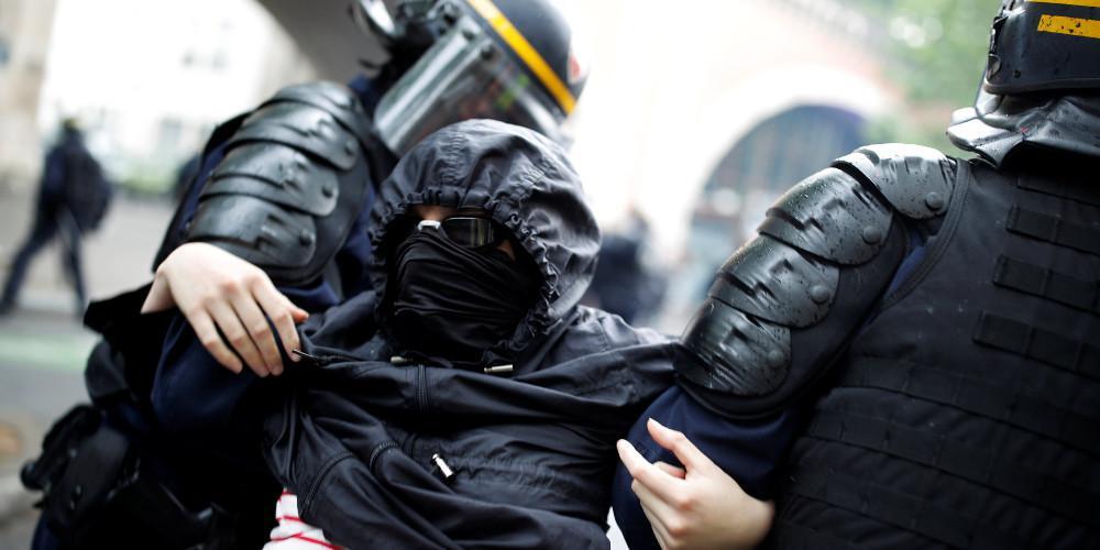 Συμπλοκές μεταξύ αστυνομικών και κουκουλοφόρων στο Παρίσι [εικόνες & βίντεο]