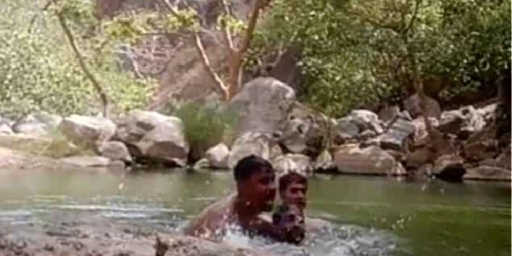Βίντεο-σοκ: Τρεις Ινδοί καταγράφουν τον πνιγμό τους [προσοχή σκληρές εικόνες]