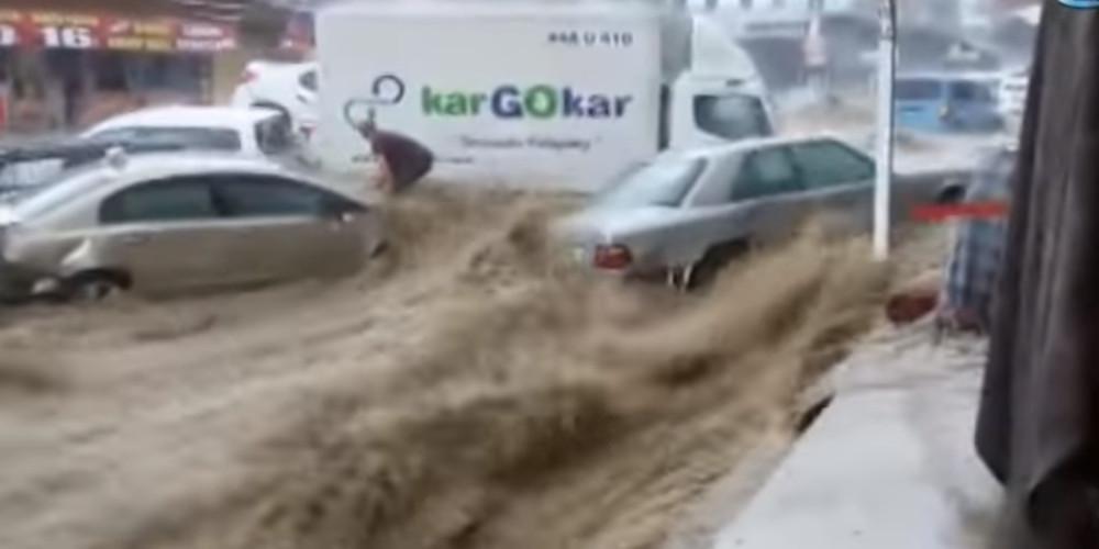 «Πνίγηκαν» στην Άγκυρα μέσα σε 12 λεπτά σφοδρής καταιγίδας! [βίντεο]