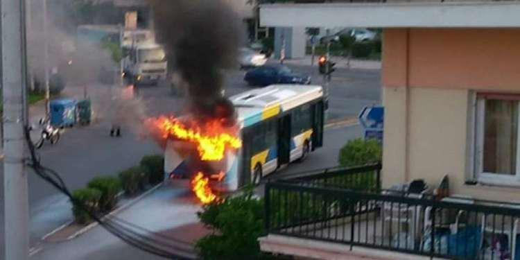 Φωτιά σε λεωφορείο του ΟΑΣΑ στη Νίκαια – Πρόλαβαν να διαφύγουν οι επιβάτες