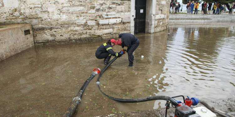 Aπεγκλωβίστηκαν οι μαθητές που είχαν παγιδευθεί στο Λευκό Πύργο