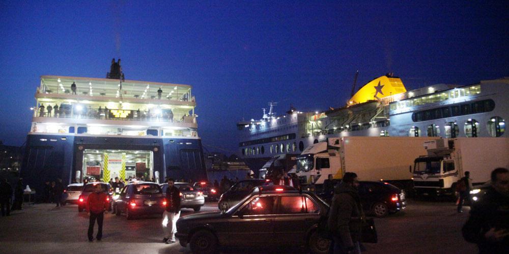 Θρίλερ στο λιμάνι του Πειραιά: Άνδρας έπεσε από πλοίο λίγο μετά την αναχώρησή του