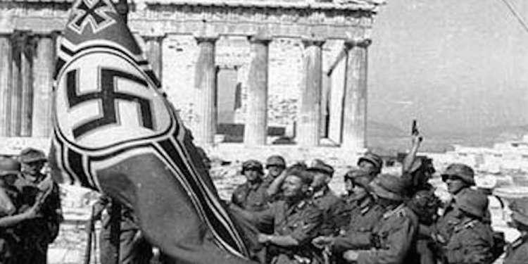 Σαν σήμερα το 1941 Γλέζος και Σάντας κατεβάζουν την ναζιστική σημαία από την Ακρόπολη