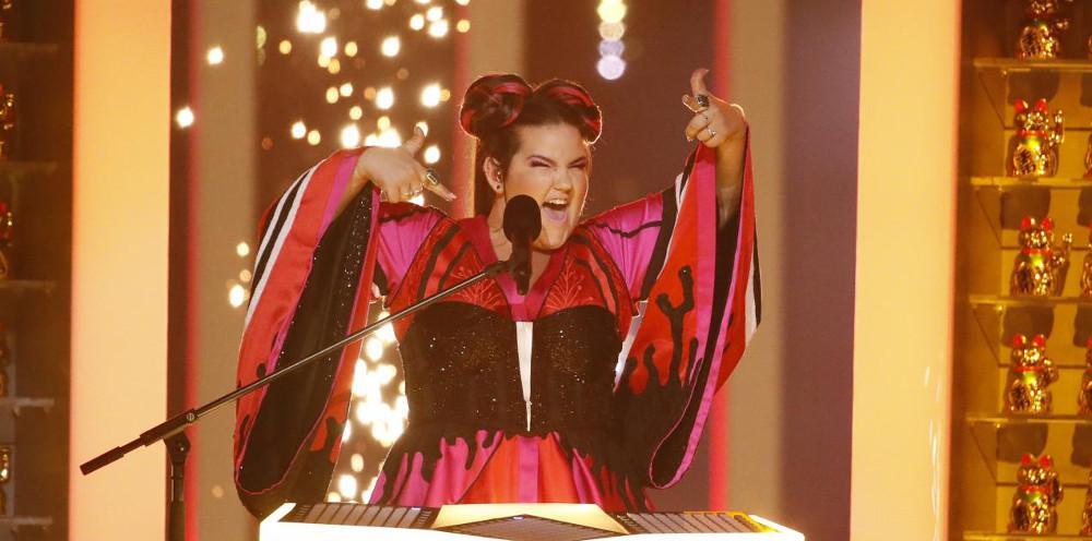 Netta: Φοβερή τούμπα στα σκαλιά για το φαβορί της Eurovision [βίντεο]