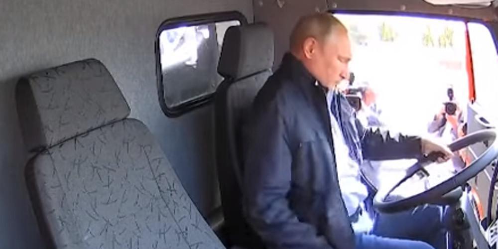 Ο Πούτιν έγινε... οδηγός φορτηγού για να γιορτάσει τα εγκαίνια γέφυρας [βίντεο]
