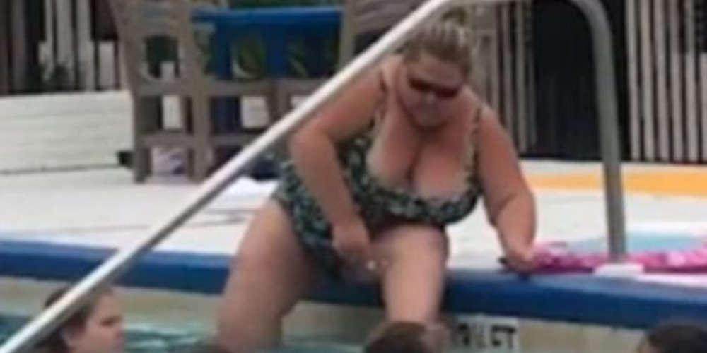 Αδιανόητο: Τουρίστρια ξυρίζει τα πόδια της στην πισίνα [βίντεο]