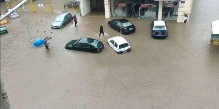 Αγνοείται γυναίκα στην Θεσσαλονίκη - Πνίγηκε η πόλη από το χαλάζι και την κακοκαιρία