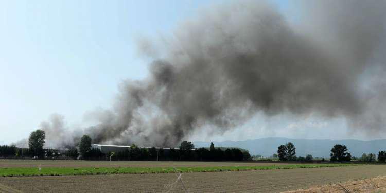 Προληπτικά μέτρα για 48 ώρες και καμία απόλυση μετά την πυρκαγιά σε εργοστάσιο μπαταριών στην Ξάνθη