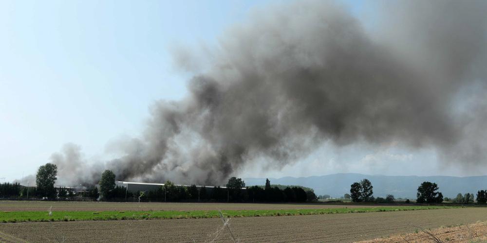 Προληπτικά μέτρα για 48 ώρες και καμία απόλυση μετά την πυρκαγιά σε εργοστάσιο μπαταριών στην Ξάνθη