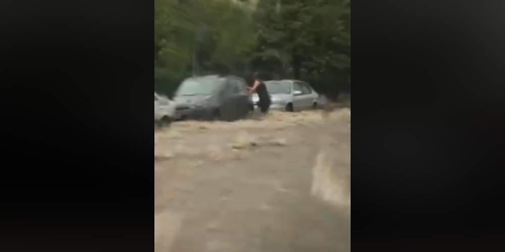 Συγκλονιστικό βίντεο: Η στιγμή που τα ορμητικά νερά παρασύρουν γυναίκα στη Θεσσαλονίκη