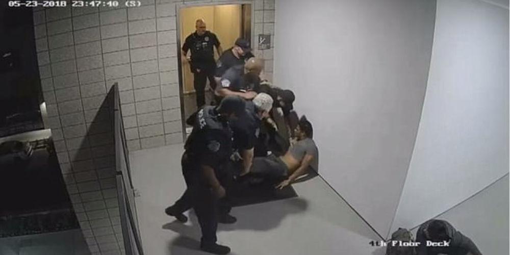 Βίντεο-σοκ: Αστυνομικοί ξυλοκοπούν Αφροαμερικανό γιατί δεν καθόταν στο πάτωμα