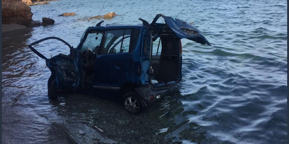 Αυτοκίνητο έπεσε στη θάλασσα στην Σαλαμίνα - Σοβαρά τραυματισμένη η οδηγός